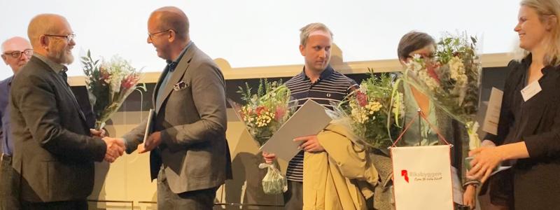 Johan Lindholm, ordförande i Riksbyggens styrelse, delar ut stipendier i samband med fullmäktige i maj 2022. Foto: Riksbyggen