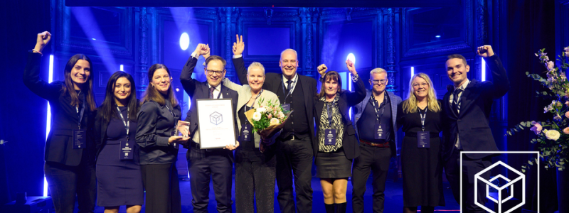 Teamet på Einar Mattsson som tillsammans vann Kundkristallen för Brandkontorets lokaler. Brandkontorets vd Jesper Andersson håller i diplomet. Foto: Aktiv Bo