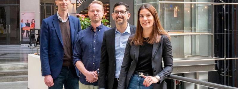 Magnus Molin från Einar Mattsson Fastighetsförvaltning, Mårten Ferbus-Mars och Camilo Bossi från Bonnier Fastigheter Bostad och Emma Beck-Friis från Einar Mattsson Fastighetsförvalning firar samarbetet. Pressbild: Einar Mattsson