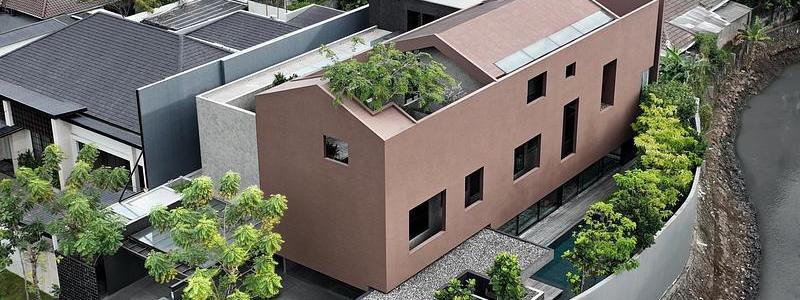 Planlösningen utgår från en central kärna med ett stort vardagsrum och matrum. Denna del fungerar som hemmets sociala nav och är utformad för att kunna användas både vid mindre middagar och större sammankomster. OBS! Det finns fler bilder av interiören i slutet av artikeln.  Foto: Mario Wibowo