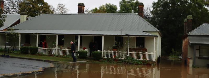 Översvämningsvatten strax före översvämning av ett hus i Windsor, västra Sydney, NSW, Australien. 5 juli 2022. Foto: wes warren /unsplash