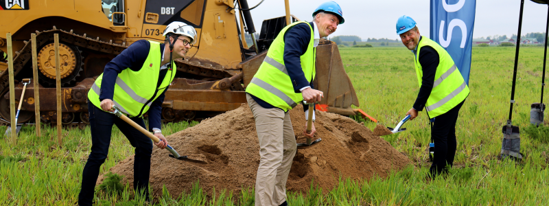 Det symboliska första spadtaget tog Anders Koppel (vd för Solar Sverige) tillsammans med Andreas Brorsson (kommunstyrelsens ordförande i Kumla) och Gustav Falkenström (vd för NA Bygg). Foto: Solar