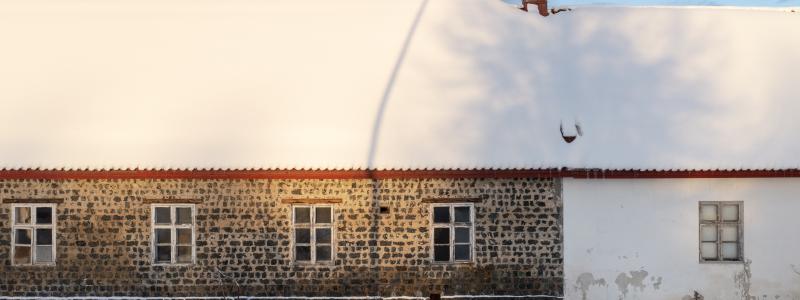 Byggnaden som står i fokus i projektet För allmänt bruk. Byggnaden är en kulturhistoriskt värdefull ekonomibyggnad i slaggtegel, uppförd på 1860-talet, som en gång i tiden tillhörde bruket i Robertsfors.
Foto: Patrick Degerman