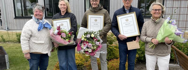 Bygglovsnämndens ordförande Yvonne Nilsson delade ut priserna till Fredblad arkitekter och Derome. På bild från vänster: Yvonne Nilsson, bygglovsnämndens ordförande, Emmie Tabrizi, Fredblad arkitekter, Peter Mossbrant, Vvd Derome AB, Stefan och Lena Brosved, ägare till Bobergs gård. Foto: Falkenbergs kommun