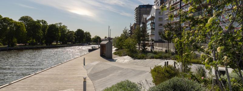 Vy över Hamnpromenaden mot väster, med den nya stadsdelen till höger och den gamla stadskärnan i fonden. Foto: Norrtälje kommun