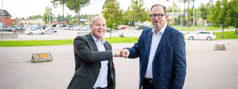 Tobias Hansson, vd Hitachi Energy i Sverige och Mats Eriksson, vd för Castellum, Region Mälardalen. Foto: Hitachi Energy