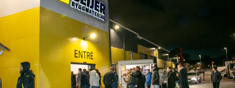 Beijer Byggmaterial firar öppningen av den nya butiken och hämtanläggningen i Hisings Backa. Foto: Beijer Byggmaterial