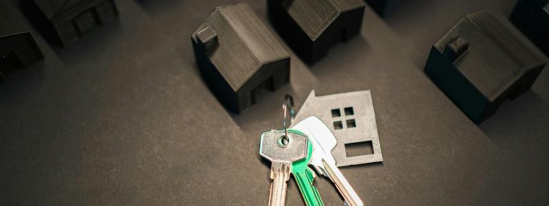 Bild på miniatyrhus och nycklar. Bild: Jakub Żerdzicki / Unsplash