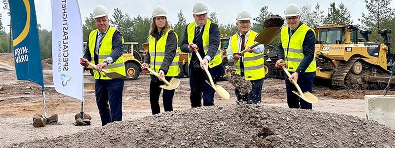 Från vänster: Kriminalvårdens generaldirektör Martin Holmgren, Specialfastigheters vd Alexandra Laurén, justitieminister Gunnar Strömmer, kommunstyrelsens ordförande i Kalmar Johan Persson och kriminalvårdschef Bengt Vestberg. Pressbild: Specialfastigheter Sverige AB