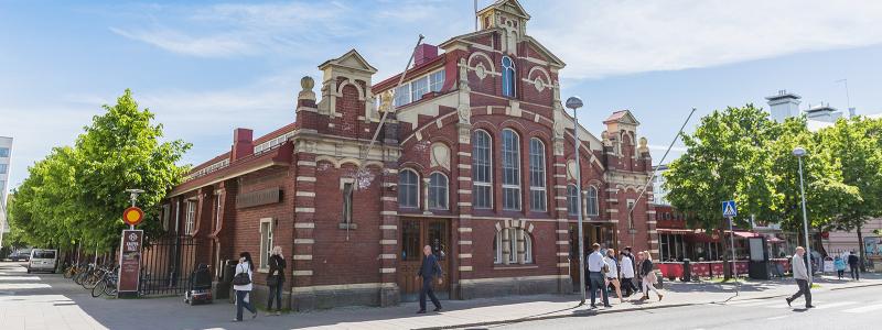 Åbos saluhall, som öppnade 1896, är byggd på en 40 till 50 meter tjockt lerskikt, liksom det intilliggande torget. Geologiprofessor Antti Ojala förklarar att marken under hallen har ett så kallat bergbrott, där berggrunden varierar kraftigt på korta avstånd. Detta påverkar markens stabilitet och bidrar till hallens sjunkande. Foto: Åbo Stad