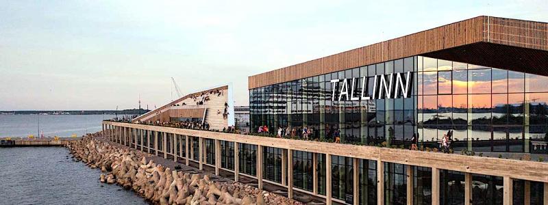 Tallinns nya kryssningsterminal med skal av kebony. Projektets stora omfattning gör att terminalen kan användas för evenemang, såsom konserter och konferenser, med plats för upp till 2 000 personer. Bild: Salto Architects