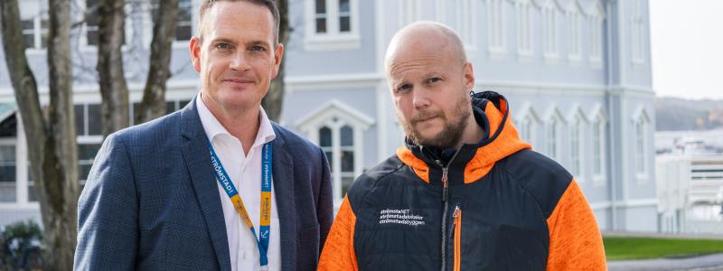 Vd:n Tobias Kristiansson (t v) och energistrategen Pär Johansson på Strömstadsbyggen ser nyttan med spillvärmen från datacentret. Bild: Henrik Lysén, Strömstadsbyggen.