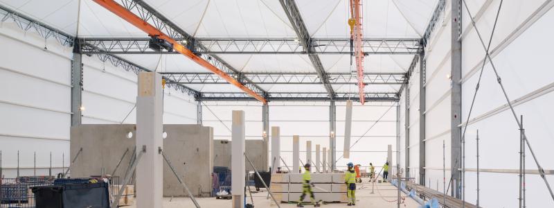 Bjälklag i KL-trä, pelare av limträ och stålbalkar bär den nya byggnaden. Foto: Anders Lipkin