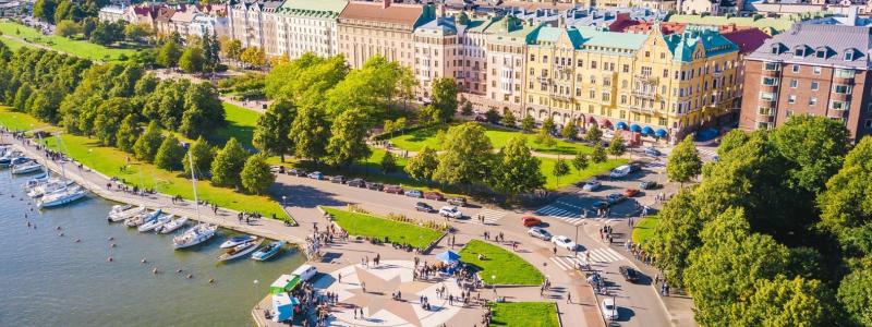 Exempel på lyckad sanering. Stadsdelen Ulrikaborg vid Havsgatans populära promenad vid Östersjön i Helsingfors. Helander konstaterar att ungefär hälften av allt byggande i Finland idag handlar om renovering, och att detta också har blivit en central del av arkitekters arbete. Han kritiserar dock fastighetsägare som ser gamla byggnader som en börda och uppmanar till långsiktigt tänkande. Foto: Wikipedia Common, Kredit: Vadelmavene