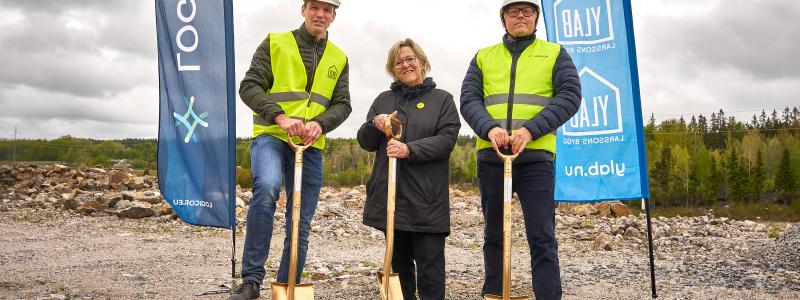 Första spadtaget. Foto: Logicor