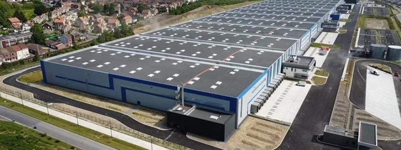 Det nya lagret, som har fått BREEAM-certifieringen "Very Good", är utrustat med 85 portar, har en fri höjd på 11,40 meter och en golvbelastning på 5 ton per kvadratmeter. Lastbilsområdet mäter 35 meter och anläggningen har separata körbanor för tunga och lätta fordon. Dessutom är lagret utrustat med automatiserade dockningssystem (Autodocks) för hantering av gods. Foto: Maersk