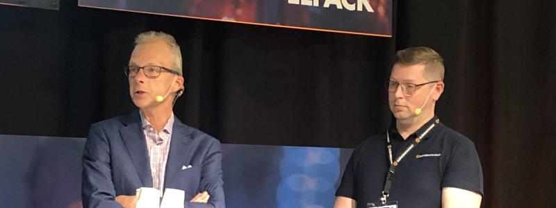 Jonas Modigh vid Belysningsbranschens tekniska kommitté berättade på Elfack-mässan om problemen och möjligheterna vid den kommande storskaliga utfasningen av lysrör och byte till LED-teknik. Martin Gustafsson (till höger) inspektör vid Elsäkerhetsverket redogjorde för elsäkerhetsfrågor i samband med omställningen.