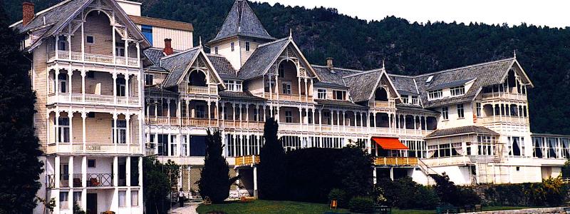 Kviknes Hotell i Balestrand är ett av de mest berömda äldre turisthotellen i Norge. Byggnaden är ett bra exempel på den arkitektur som kallas schweizerstil. Foto: Wikipedia Common, kredit: Nina Thune