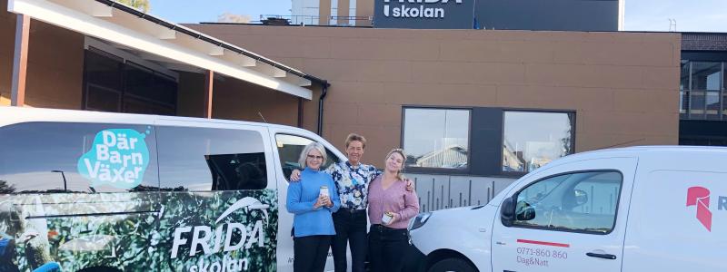 Fr v Eva Hasselholm Loodus, rektor, Eva Hansson, Riksbyggen och Lotta Cederberg, lärare på Fridaskolan. Foto: Riksbyggen