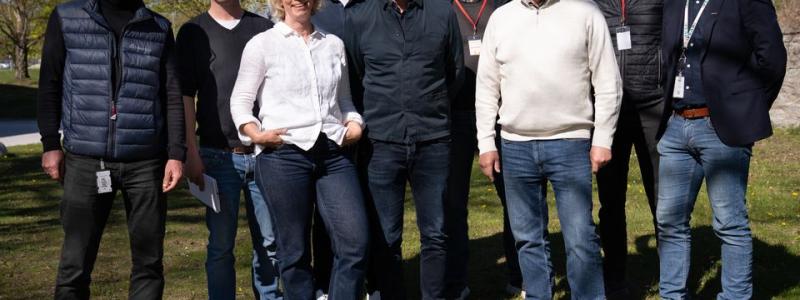 På bilden ser du från vänster till höger: Tomas Löfgren Löfgren, projektledare, GotlandsHem, Andreas Sandsjö, biträdande arbetschef, Peab, Anna Hegart, affärsutvecklare, GotlandsHem, Pontus Back, gruppchef, teknisk förvaltning, Kim Tornell, byggprojektchef, GotlandsHem, Magnus Frid, entreprenadingenjör, Peab, Joakim Martell, vd, GotlandsHem, Markus Molin, platschef, Peab och Patrik Lindkvist, arbetschef, Peab. GotlandsHem
