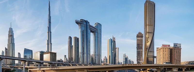 Wasl Tower (högsta byggnaden till höger) i centrala Dubai med keramisk fasad som ska minska värmebelastningen. Obs! Det finns fler bilder av interiören i slutet av artikeln. Foto: ©Johnseye Photography