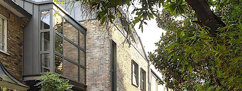 London Solar House omfattar cirka 209 kvadratmeter boyta. Projektet färdigställdes 2024 i Primrose Hill i London. Solpanelerna är integrerade i taket och kompletteras av ett batteri på 13 kilowatt. Foto: Archi-Tectonics NYC LLC, kredit: Nick Kane