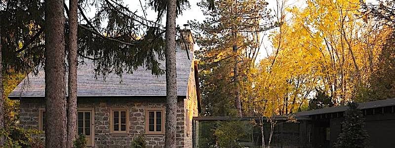 Maison Aubé är ett kulturhistoriskt bostadshus i Saint-Eustache i provinsen Québec i Kanada. Byggnaden uppfördes 1811 och tillhör kategorin Maison des Patriotes, som förknippas med den historiska patriotrörelsen i Nedre Kanada under 1800-talet. Arkitektkontoret yh2 har tidigare belönats med ett flertal nationella och internationella priser för projekt som kombinerar samtida arkitektur med kulturhistoriskt bevarande. Obs! Det finns fler bilder från interiören i slutet av artikeln. Foto: Maxime Brouillet