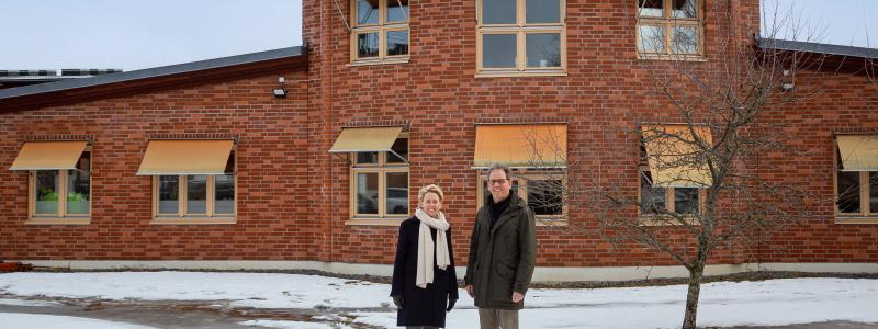 Anna Lorentz, regionchef Stockholm och Nils Rydh, vd Svenska Hus vid Ranhammarsvägen 26. Foto: Svenska hus