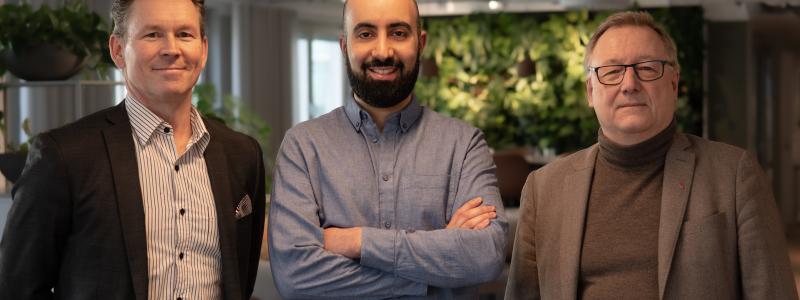 Från vänster: Per Karmteg CIO/CDO på Riksbyggen, Hedi Kurda,vd och grundare av HomeQ och Eric Stuart, chef för Riksbyggens affärsområde Fastighetsförvaltning