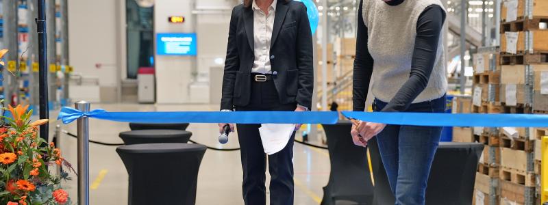 Invigning Pernilla Öhlin Global Logistics Manager och Annelie Petersson Warehouse Manager. Foto: Roxtec