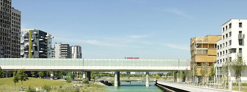 Byggnaden ligger i Seestadt Aspern, ett av Europas största stadsutvecklingsområden, där omkring 10 000 människor redan bor. Området har utvecklats i etapper, där kvarteret vid Seebogen utgör den tredje fasen. Obs! Flera bilder om projektet finns i slutet av artikeln. Foto: IBA Wien, kredit: Paul Ott