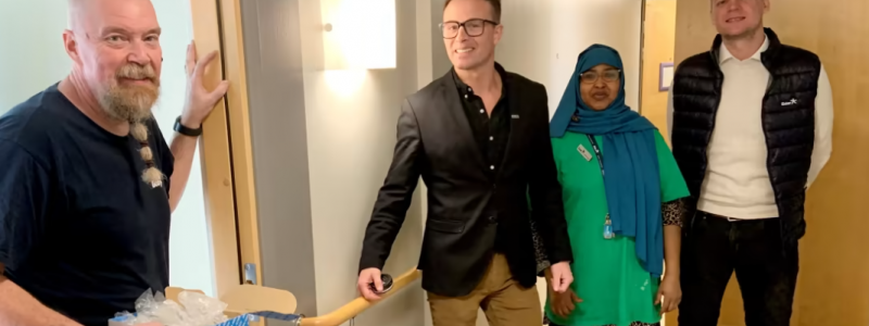 Mikael Borgemyr, Sanny Mattelin, Fardowsa Ali och Christian Andersson tillsammans med andra kollegor på Eidar jobbar nu för fullt med att ställa om lokaler till evakueringsboenden för Ukrainska flyktingar. Foto: Eidar