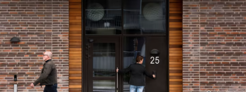 Boende i flerbostadshus skulle känna sig tryggare om de lärde känna sina grannar, visar ny undersökning. Foto: HSB