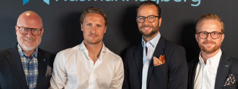 Christian Hjort, Expansionsansvarig, Jens Berg och Anton Ström, båda Franchisetagare i Huddinge samt Fredrik Kjell, VD HusmanHagberg. Foto: HusmanHagberg