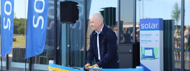 Jonas Widström klipper bandet. Foto: Solar
