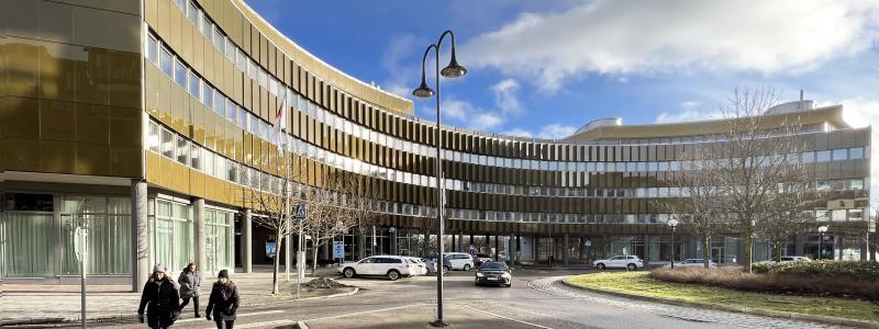 Innovativt samarbete mellan Soltech Energy Solutions och Fasadsystem har resulterat i en gyllene solcellsfasad på Fastpartners kontorsfastighet i Solna. Foto: Roger Spetz, Gatun Arkitekter