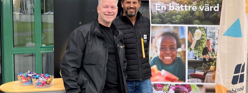 Matts Hellström från SplitVision och Avni Bajrami från Bostäder i Borås informerar hyresgäster om pilotprojektet. Foto: SplitVision