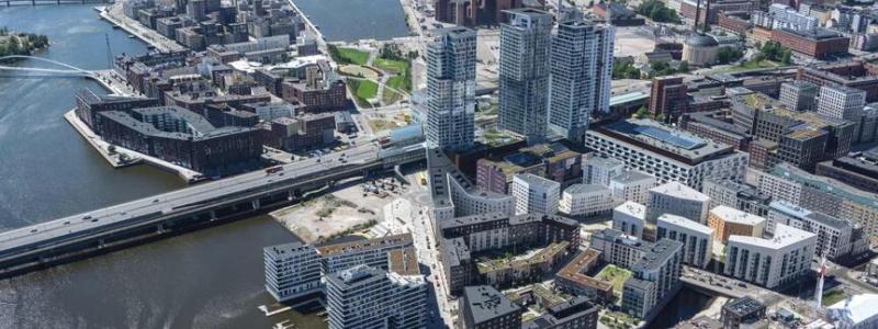 Byggprojektet Fiskehamnen ligger öster om Helsingfors centrum och var tidigare ett viktigt hamn- och industriområde. Området omfattar omkring 170 hektar och räknas som ett av Finlands största stadsutvecklingsprojekt. När utbyggnaden är färdig väntas omkring 30 000 personer bo i stadsdelen.   Foto: Helsingfors Stad. Kredit: Suomen ilmakuva Oy
