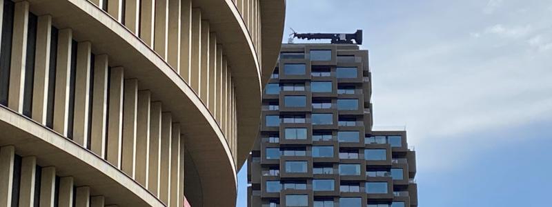 Uppkopplade hissar har revolutionerat hissunderhållet i många fastigheter. Med sensorer och IoT ersätts det kalenderbaserade hissunderhållet med ett proaktivt underhåll som förebygger driftstopp och andra akuta situationer.