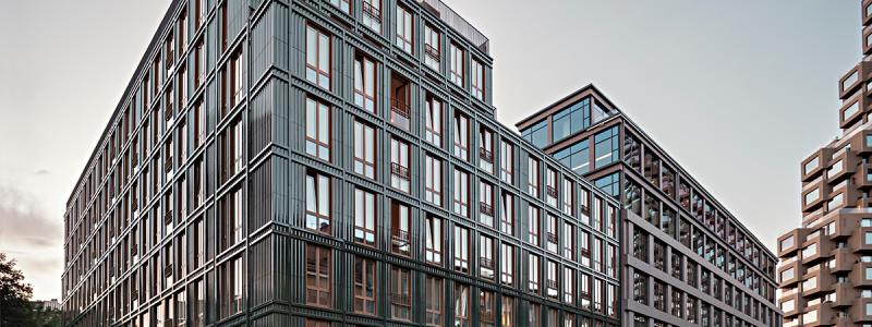 På Norrbackagatan 49 i Vasastan pågår uppförandet av 79 bostäder inom projektet Tile House. Byggnaden är ritad av Kjellander Sjöberg, som har utformat ett platsanpassat infill-projekt på uppdrag av utvecklaren Fokus Nordic. Foto: Johan Fowelin