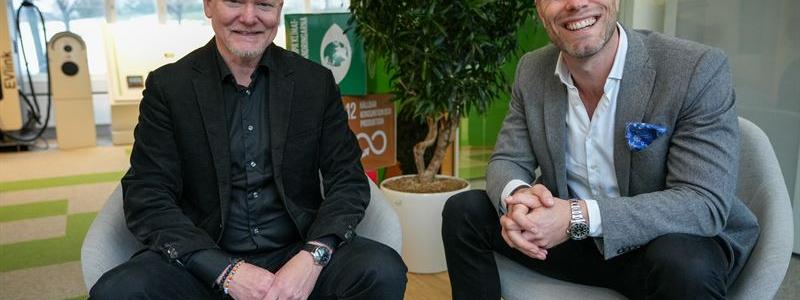 Tomas Bäckstadi, InmatiQ och Per Törling, Sales Manager på Schneider Electric. Pressbild: Schneider Electric Sverige