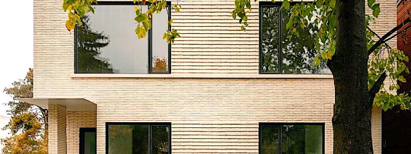 Den gatunära byggnaden har utformats med sadeltak och en arkitektur som anknyter till omgivande villor. Genom att samla flera bostäder i en sammanhållen byggnadsvolym kan projektet öka antalet bostäder utan att bryta mot områdets skala. Obs! Det finns fler bilder av husens interiör i slutet av artikeltexten. Foto: Félix Michaud