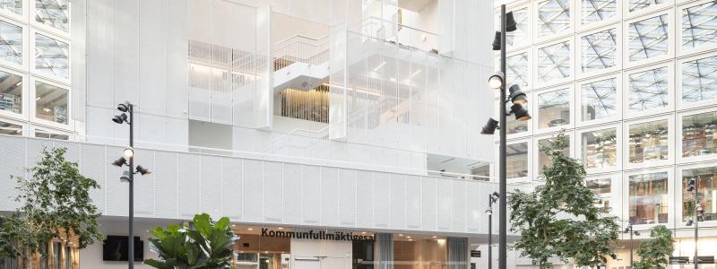 Den publika delen i stadshuset som kommuninvånarna har tillgång till, en ljusgård med fantastiskt glastak. Foto: Jason Strong