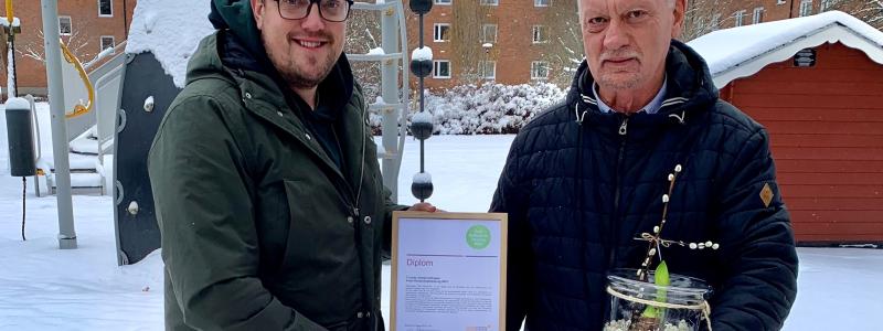 Vinnare Hållbarhetsförening 2023 Skövde 10 - Martin Widmark förvaltare och ordförande Christer Andersson. Foto: Riksbyggen
