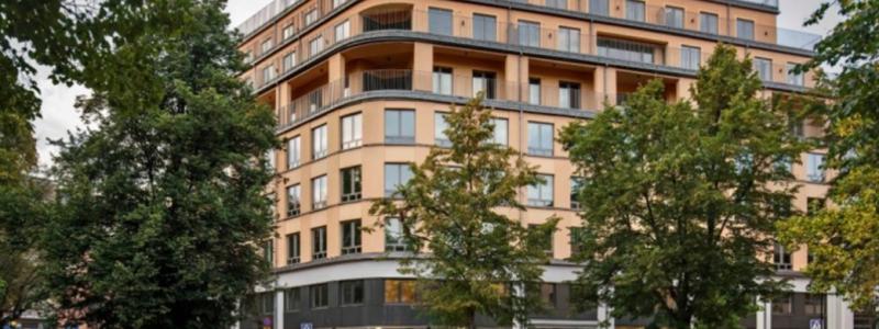 Brf Vintertullstorget på Södermalm i Stockholm, är ett lyckat exempel på om- och tillbyggnad, där ett kontorshus med showroom för bilar från 1980-talet nu hyser bostäder och verksamheter. Pressbild: Chalmers