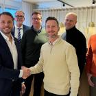 I förgrunden Jonas Jonsson, vd ByggVesta och Jacob Karlsson, vd K-fastigheter Övriga från vänster: Jonas Granström (ByggVesta), Niclas Bagler (K-fast), Magnus Persson (K-fast), Marcus Svensson (ByggVesta) och Bill Ögren (ByggVesta). Pressbild: Byggvesta