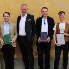 Fotograf: Sara Sekund / Business Region Göteborg

Alectas Carl Martin och Magnus Källgren med priset som Årets Uppstickare, till vänster om Patrik Andersson, BRG. Stadsfastighetsförvaltningens Stefan Johansson, Angélica Ekberg och Martin Blixt blev Årets Återbrukare.