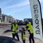 Erik Pelling Magnus Andersson och ung kund. Pressbild: Besqab