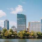 K8 reser sig som ett nytt landmärke i centrala Stavanger. Med 16 våningar och en framträdande glasfasad ger byggnaden kvarteret en ny identitet – utvecklad med hänsyn till både omgivning, skala och stadsliv.

Foto: Schmidt Hammer Lassen, Jack Dempster & Staticus