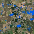 Bluespot-kartläggning i Mantorp visar riskområden vid skyfall. Mörkblå ytor markerar översvämningsrisk, ljusblå visar vattendrag och sjöar. Bild: Metrea